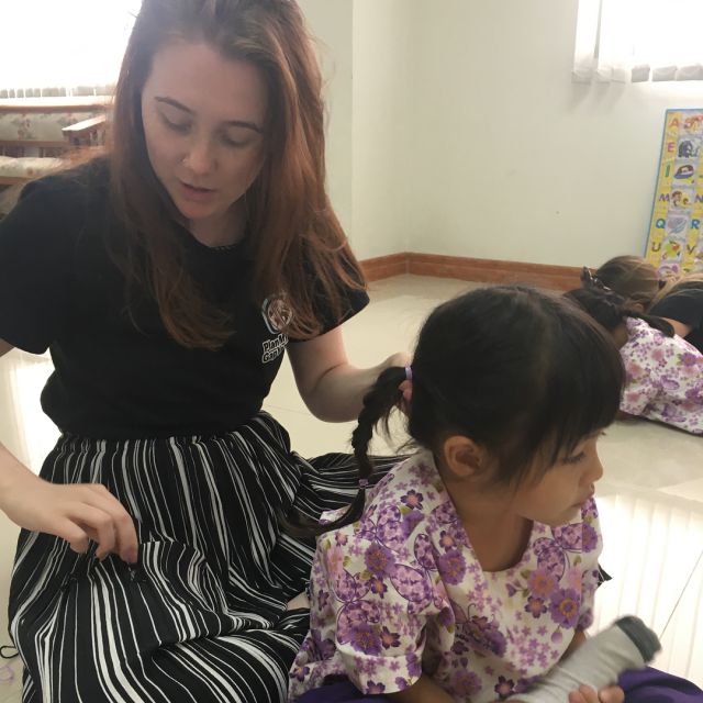end of the first week😊 fixing the girls hair after their nap, teaching colours and the alphabet, not bad at all😎 #pmgythailand
