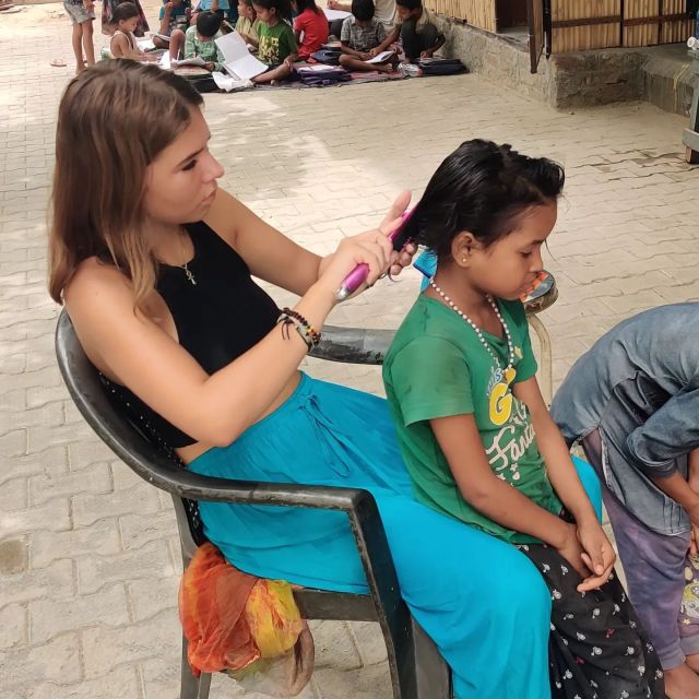 The volunteers are really dedicating themselves to the Personal Hygiene project with the children of the community by taking care of their hair & nails personally!

#pmgyindia