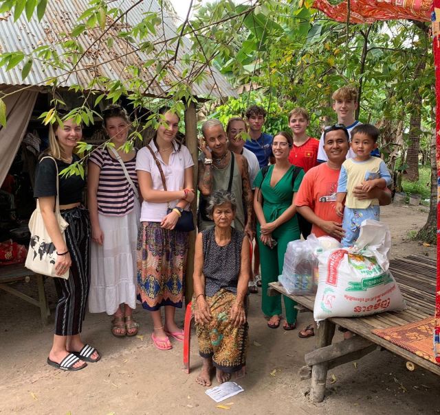 Some photos of the most recent Foodbank visit! Thank you to all the volunteers who braved through walking in knee deep water just to deliver food packages to some of the poorest families in the village 🙏😊
#pmgycambodia #planmygapyear #pmgy
