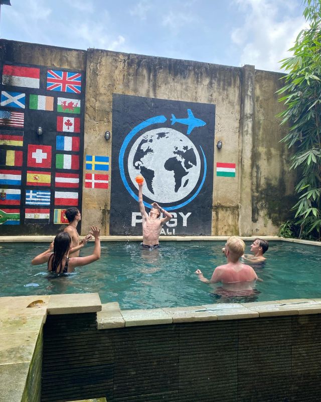 pool is definetely the best option to spend your lunch break and to counter the heat of Bali. 

comment bellow if you miss the vibes of the house !!

#planmygapyear