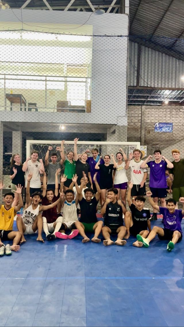 Family football nights! ⚽️ 

Whether you want play or just come along as an Akasa Cheerleader, everyone loves football nights here at PMGY Bali! 

Tonight some local middle school students also stayed back to play against us! 

@planmygapyear #pmgybali #footsall #minifootball #localteam #volunteerfamily #solotravel #travelexperience #likemindedpeople