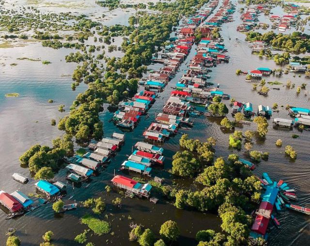 Cambodia is full of beautiful adventures which our volunteers love to explore 🇰🇭 Why not check out one of the many floating villages in the country?
.
This is Kamphong Phluk floating village sitting on Tonle sap Great Lake and is the second largest of its kind in Cambodia 🌿🏞 Its population is nearly 4000 👫
.
Can you imagine living on a a floating home? ☀️
.
📸 - @tomgoeswhere 
#pmgycambodia #pmgytravel #travelcambodia #floatingvillage #villagecambodia #backpackingasia