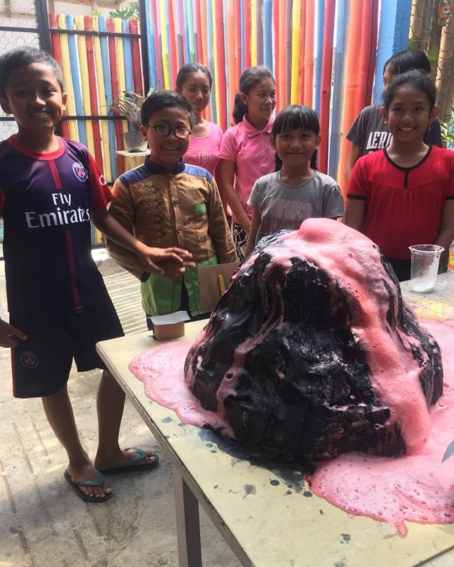 This week the children at Akasa school got a geography/science/art/English lesson all in one! 🤓 The volunteers taught the kids about volcanos and earthquakes and to top it off they got to do their own volcano experiment like real scientists⚗️🌋 how cool?! Wish we were in school again.... #pmgybali #pmgy #pmgyteaching #teachingabroad #englishteaching #tefl