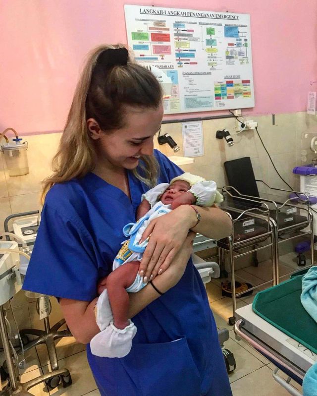 🏥Some adorable photos from our medical volunteers this week! .
Look at this beautiful tiny tot that the girls got to have some first cuddles with 👶🏼 while on the delivery unit!
.
And the sweetest women at the elderly home where our volunteers assisted in some day to day tasks and helped with herbal massage 💙
.
#pmgybali #pmgymedical #medicalvolunteer #nurseplacement #bali #volunteerbali #volunteerabroad